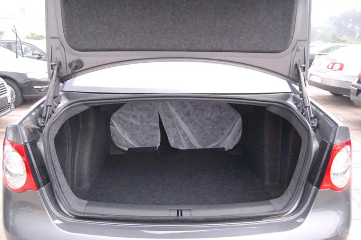 速腾2.0L/2V 手自一体舒适型行李箱空间