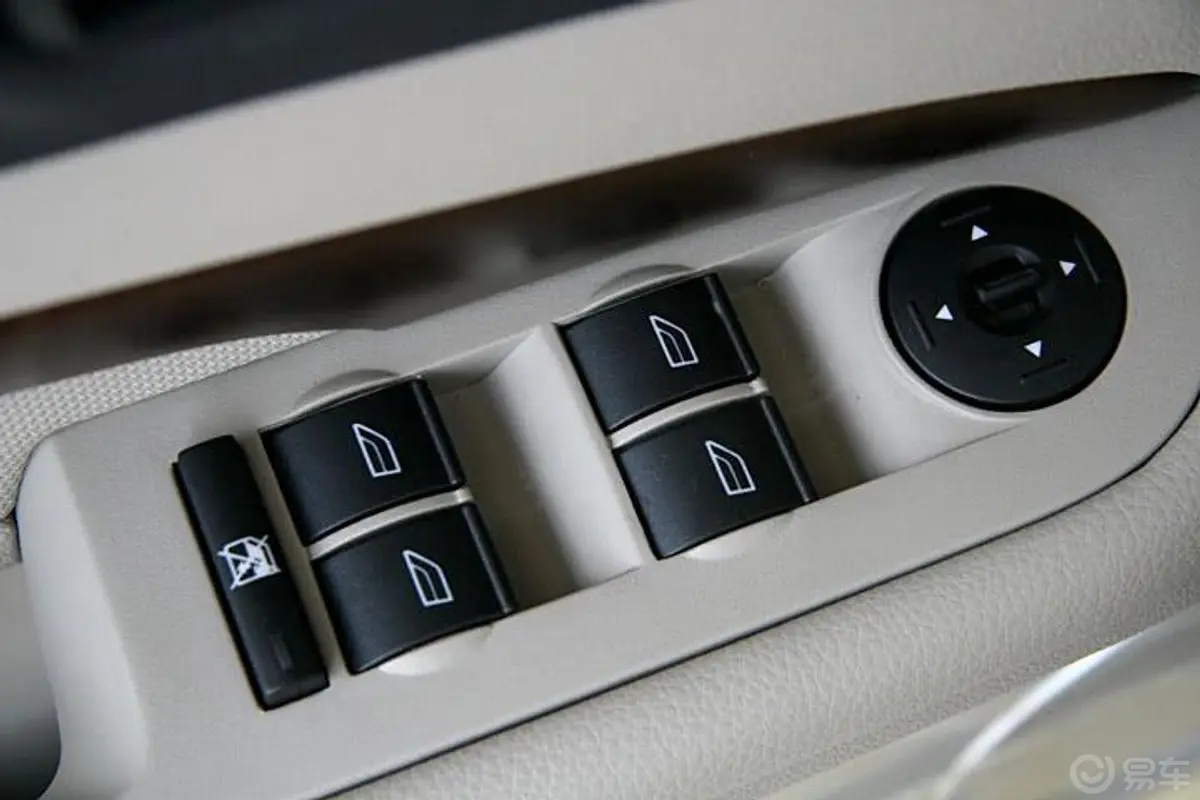 福克斯三厢 1.8MT舒适型电窗控制键