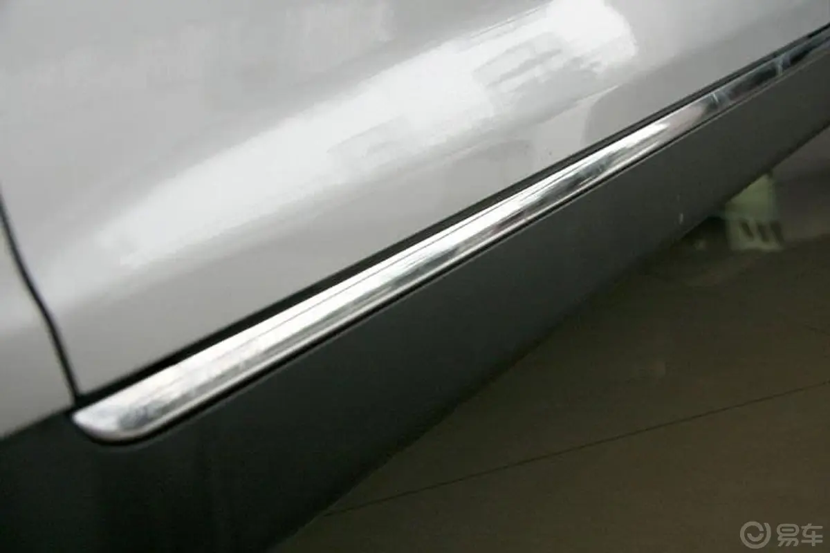 荣威550D 1.8T 品臻版车侧镀铬装饰