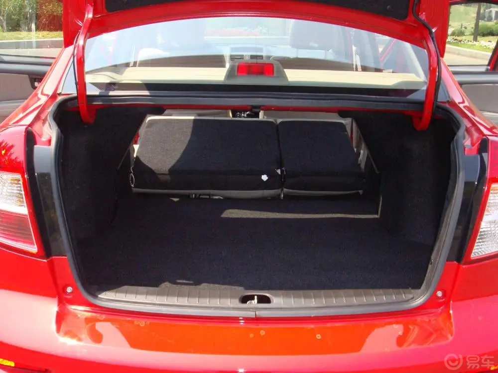 天语 SX4三厢 悦享版自动型行李箱空间