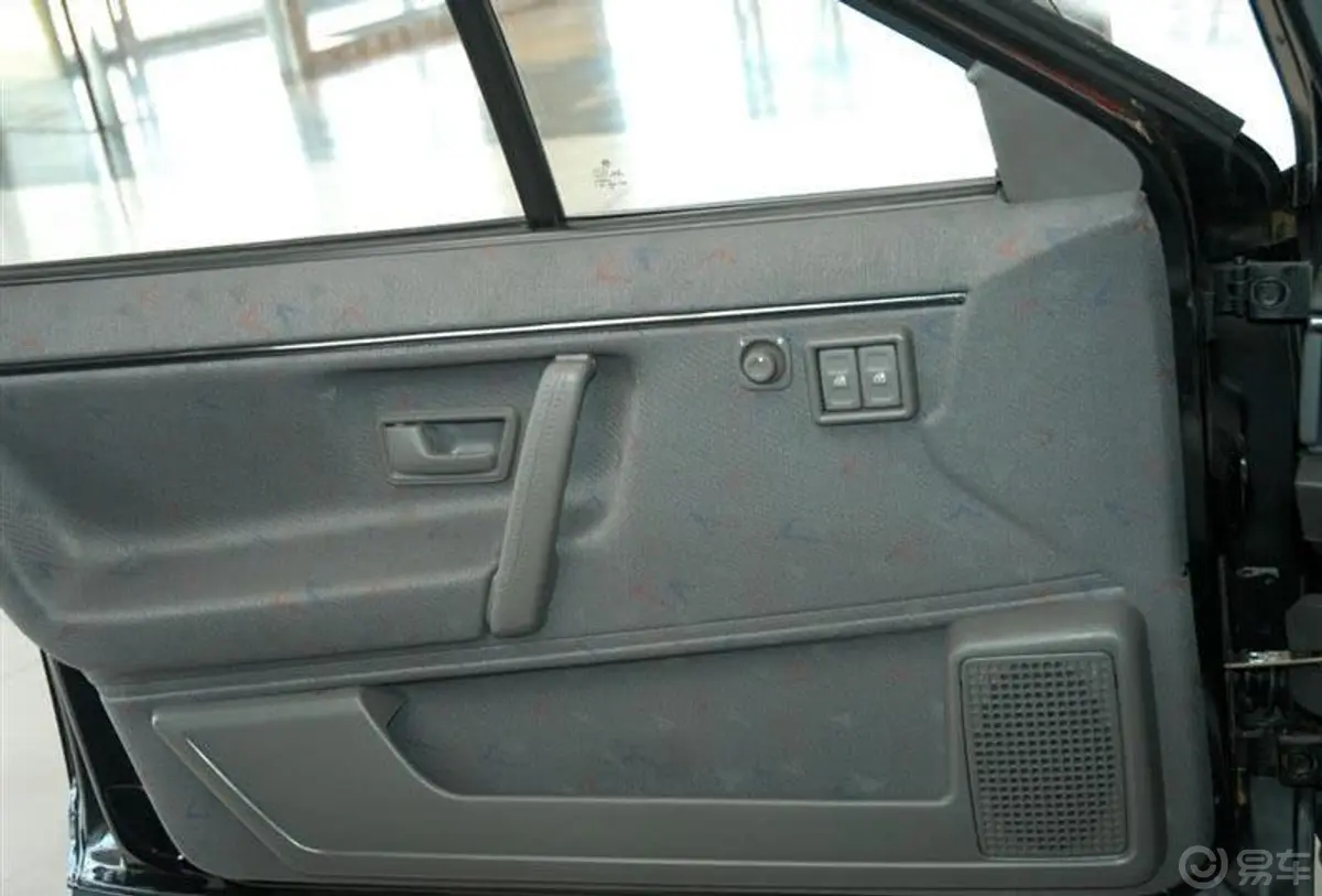 桑塔纳GLS型驾驶员门储物盒