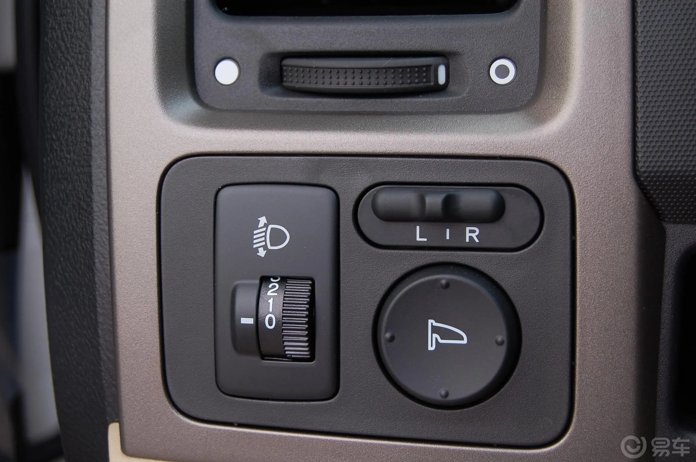 本田CR-V2.4尊贵版自动档 VTi—S AT外后视镜控制键