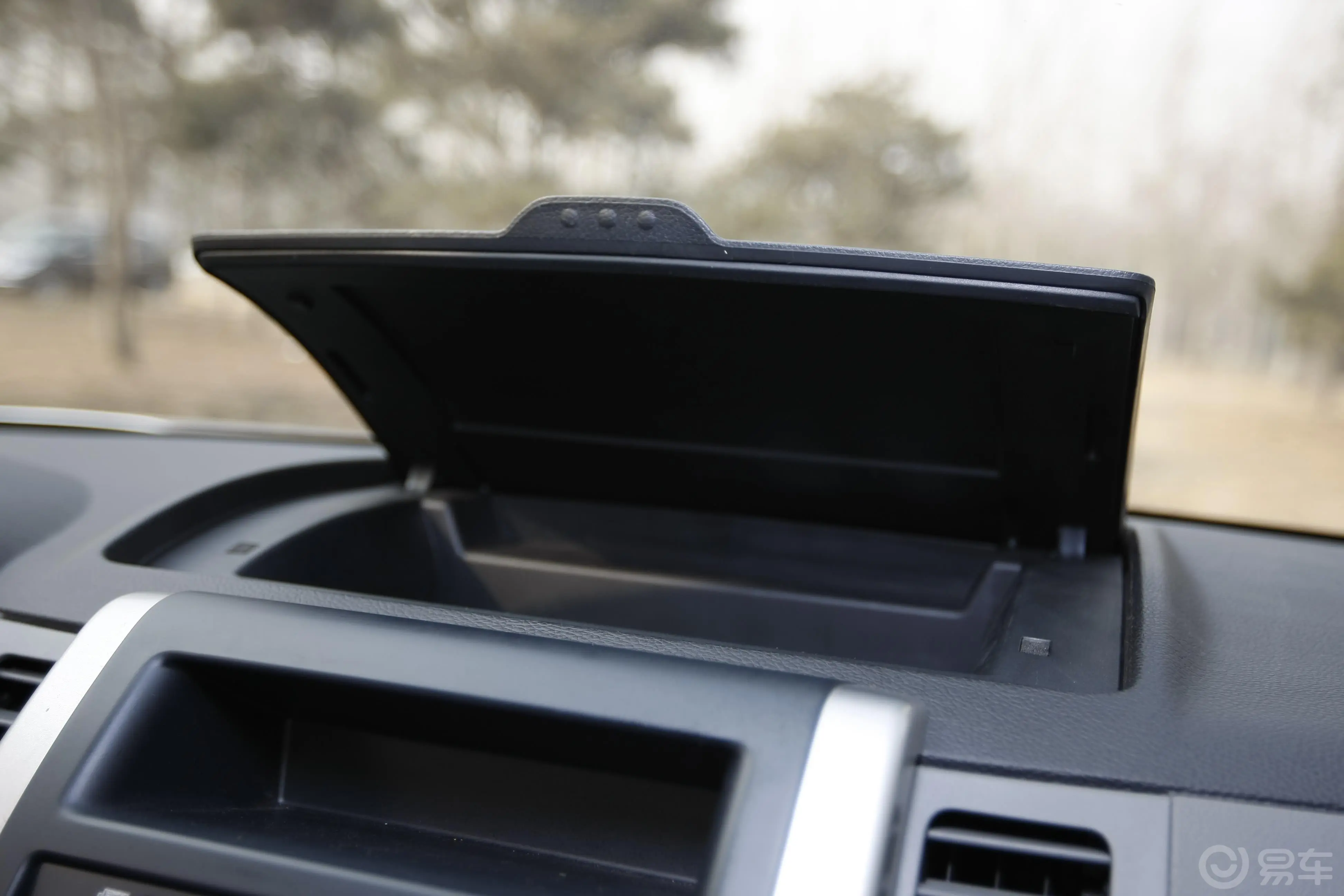 奇骏2.0L XE舒适版(MT 4WD)仪表台上储物盒