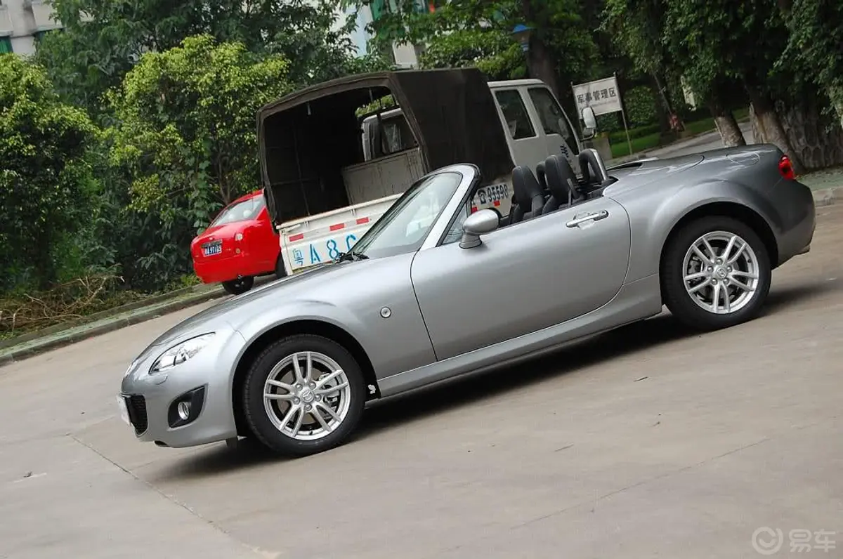 马自达MX-52.0L 标准型外观