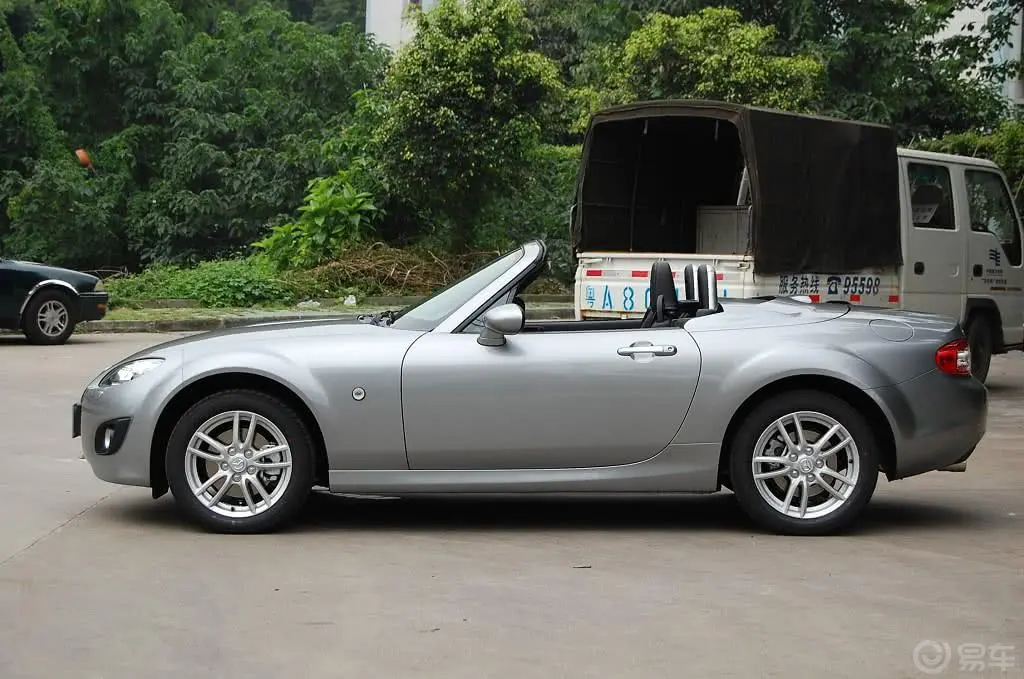 马自达MX-52.0L 标准型外观