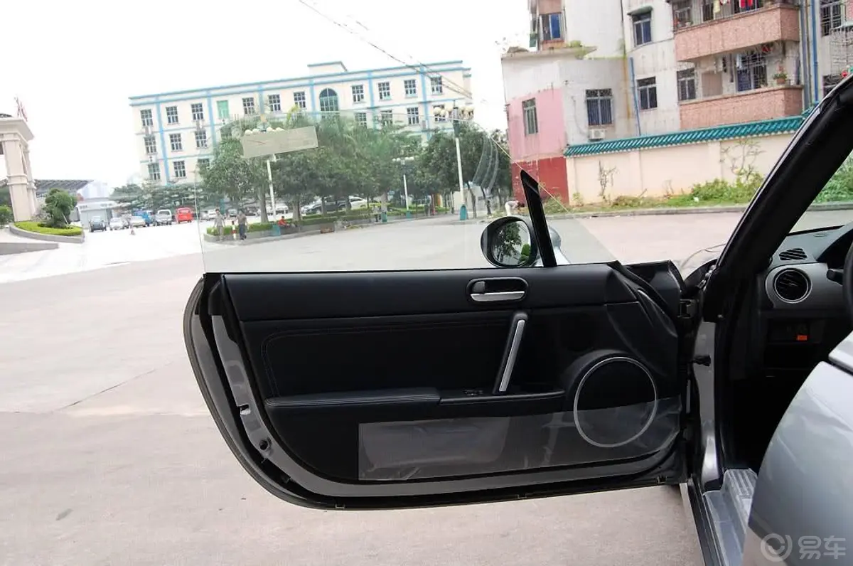 马自达MX-52.0L 标准型驾驶员侧车门内门板