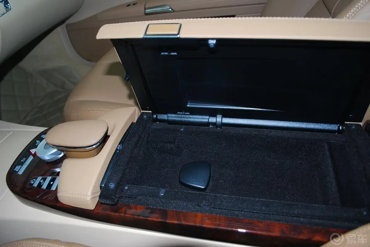 奔驰S级S 350 L动感型前排手枕储物格（打开）