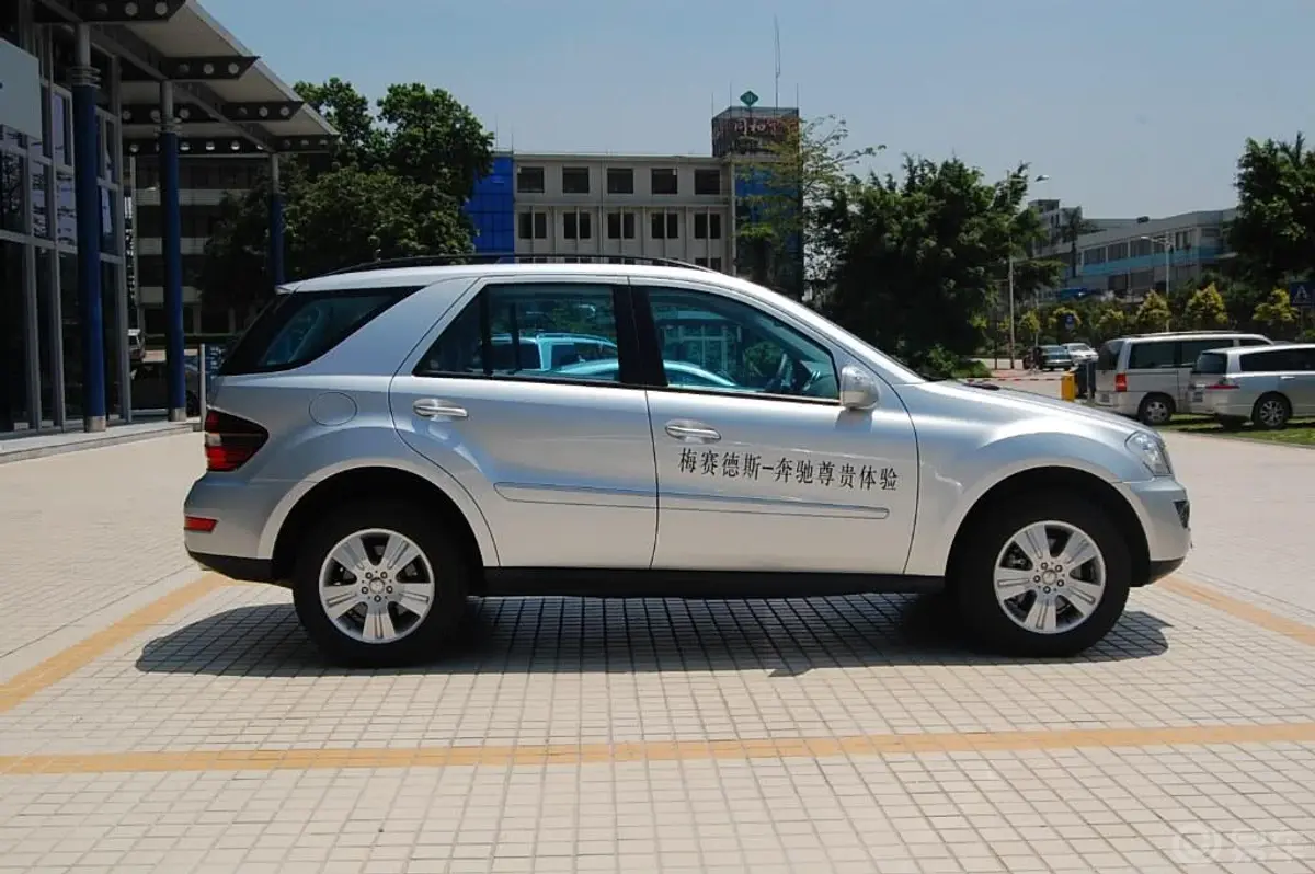 奔驰M级ML 350 4MATIC 动感型外观