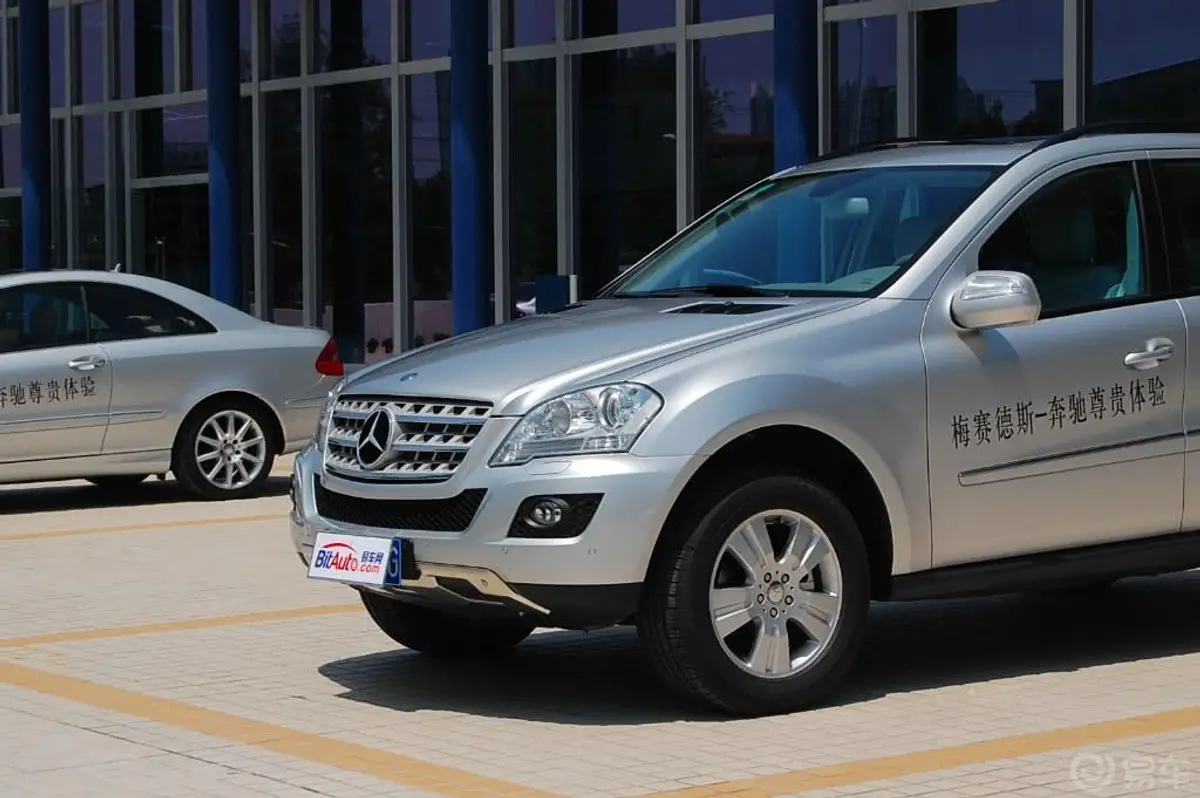 奔驰M级ML 350 4MATIC 豪华型外观