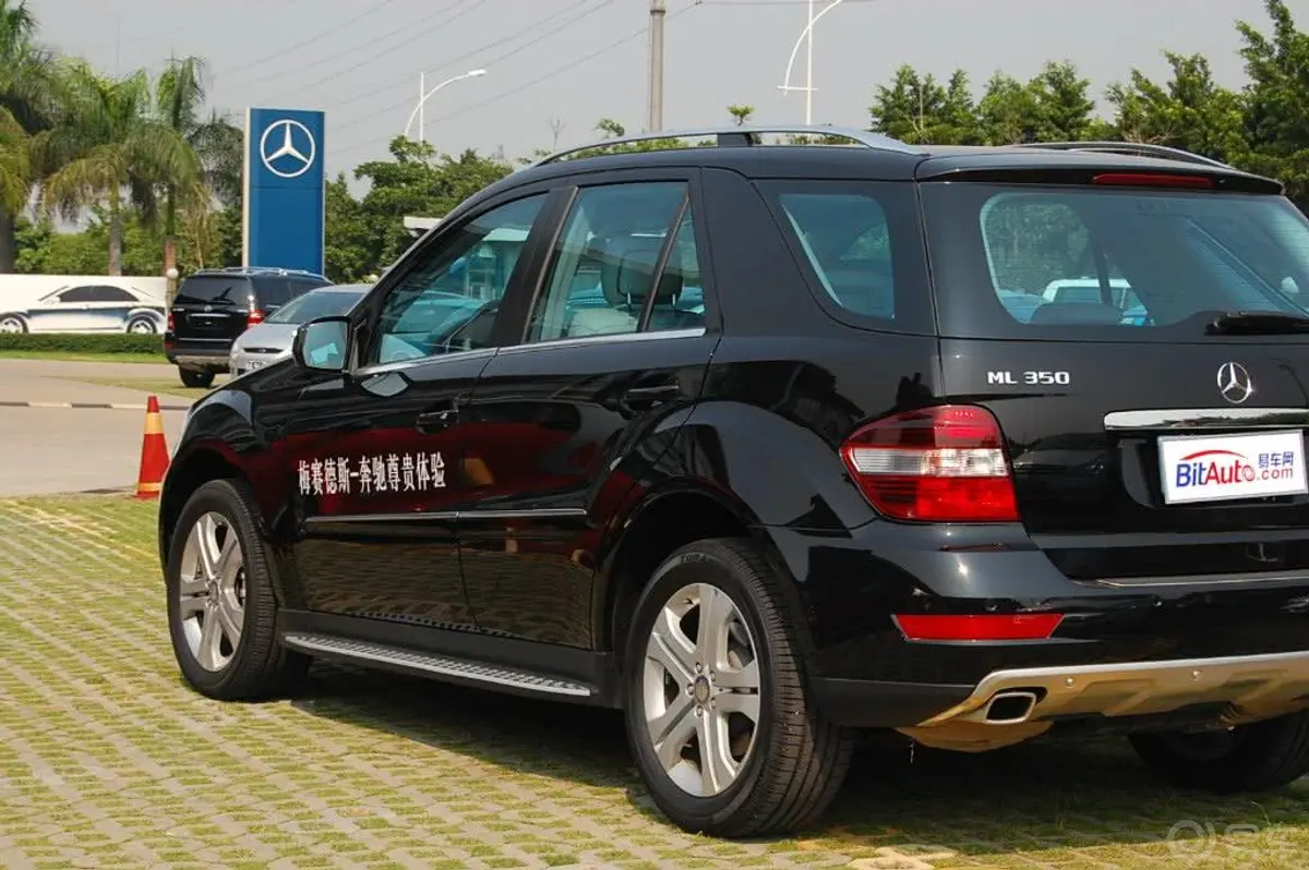 奔驰M级ML 350 4MATIC 豪华型外观