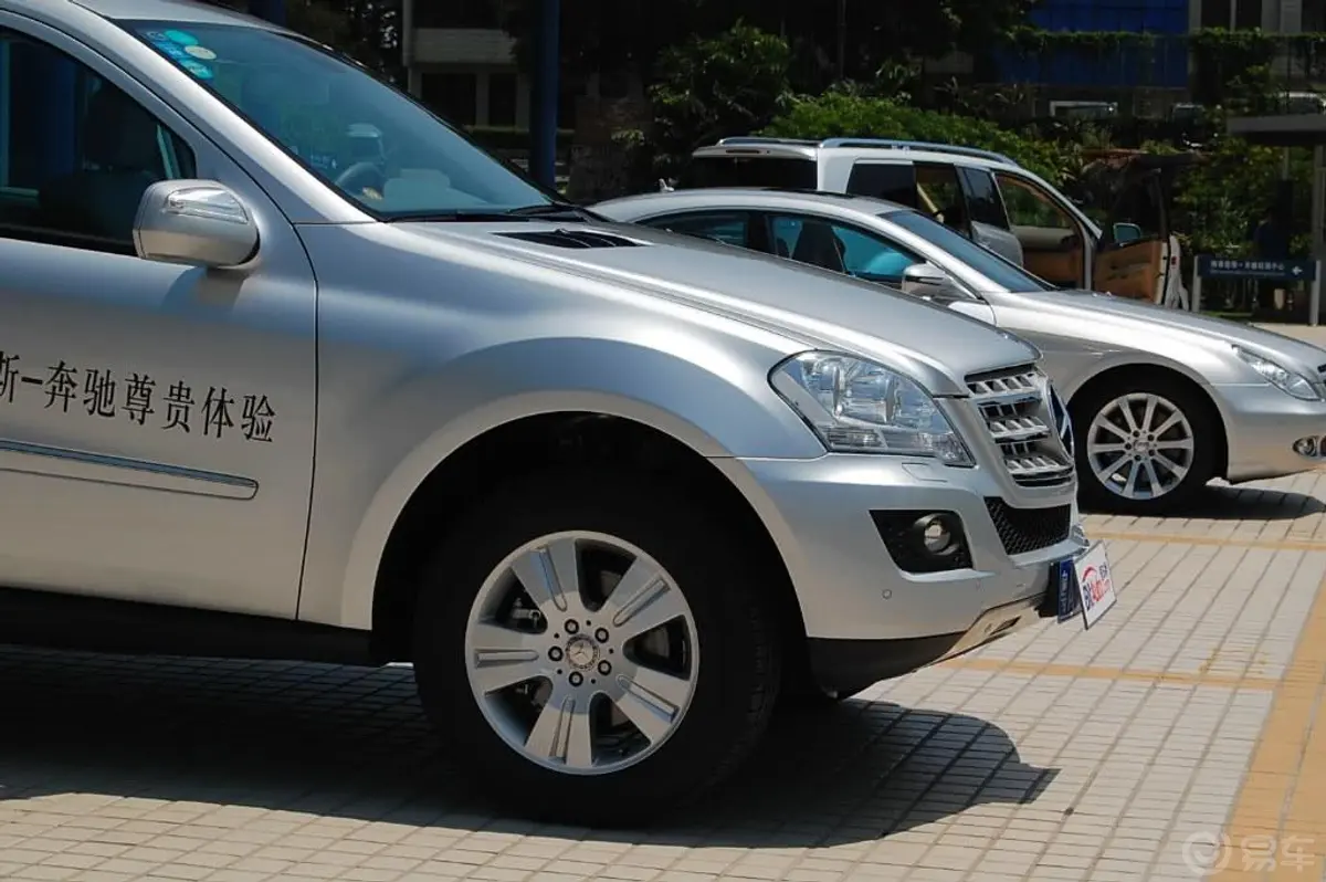 奔驰M级ML 350 4MATIC 豪华型外观