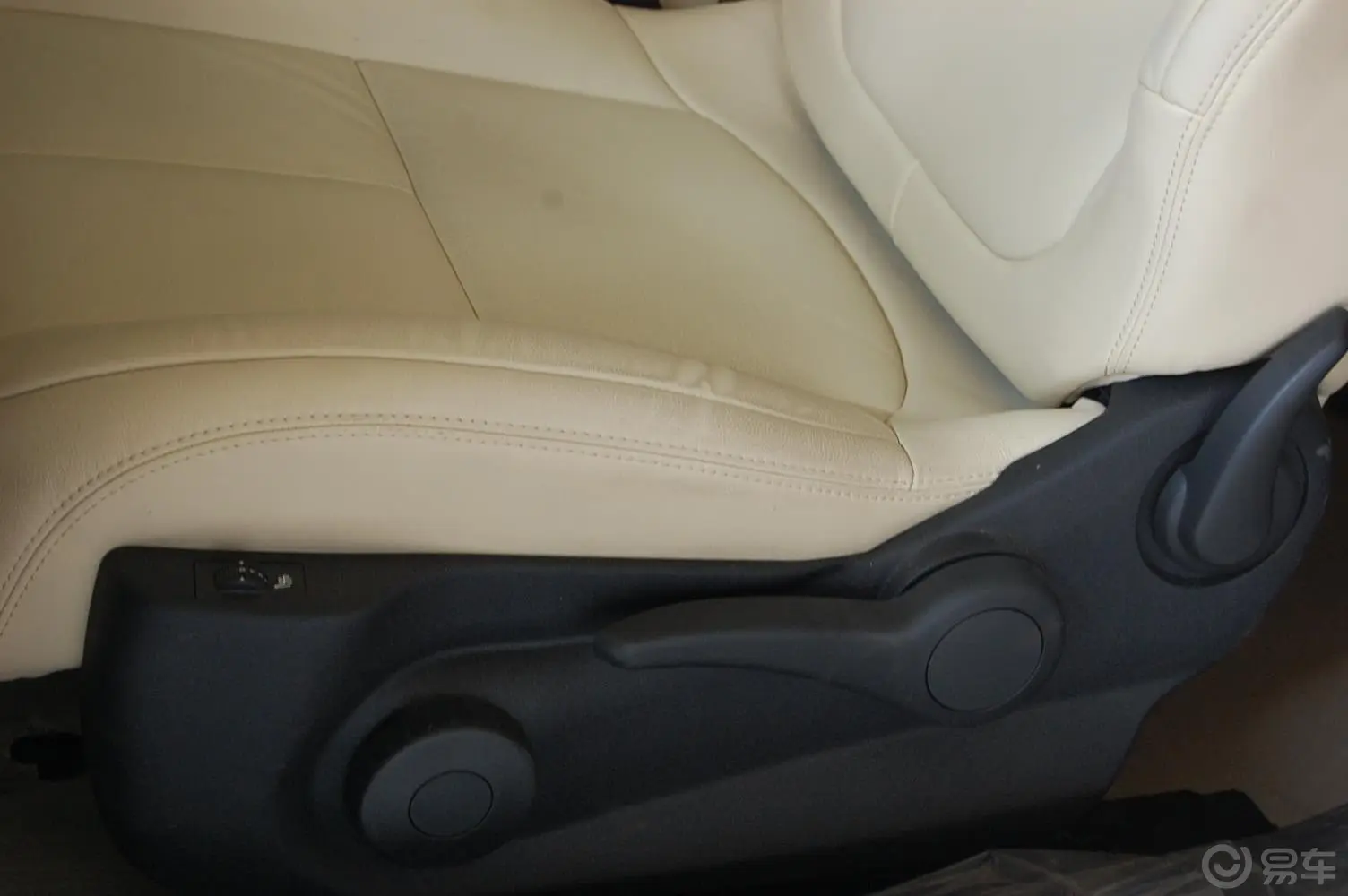 雪铁龙C41.6i 16V 自动挡 豪华天窗型座椅调节键