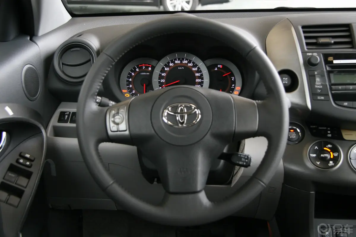 RAV4荣放2.4L 豪华版 AT内饰