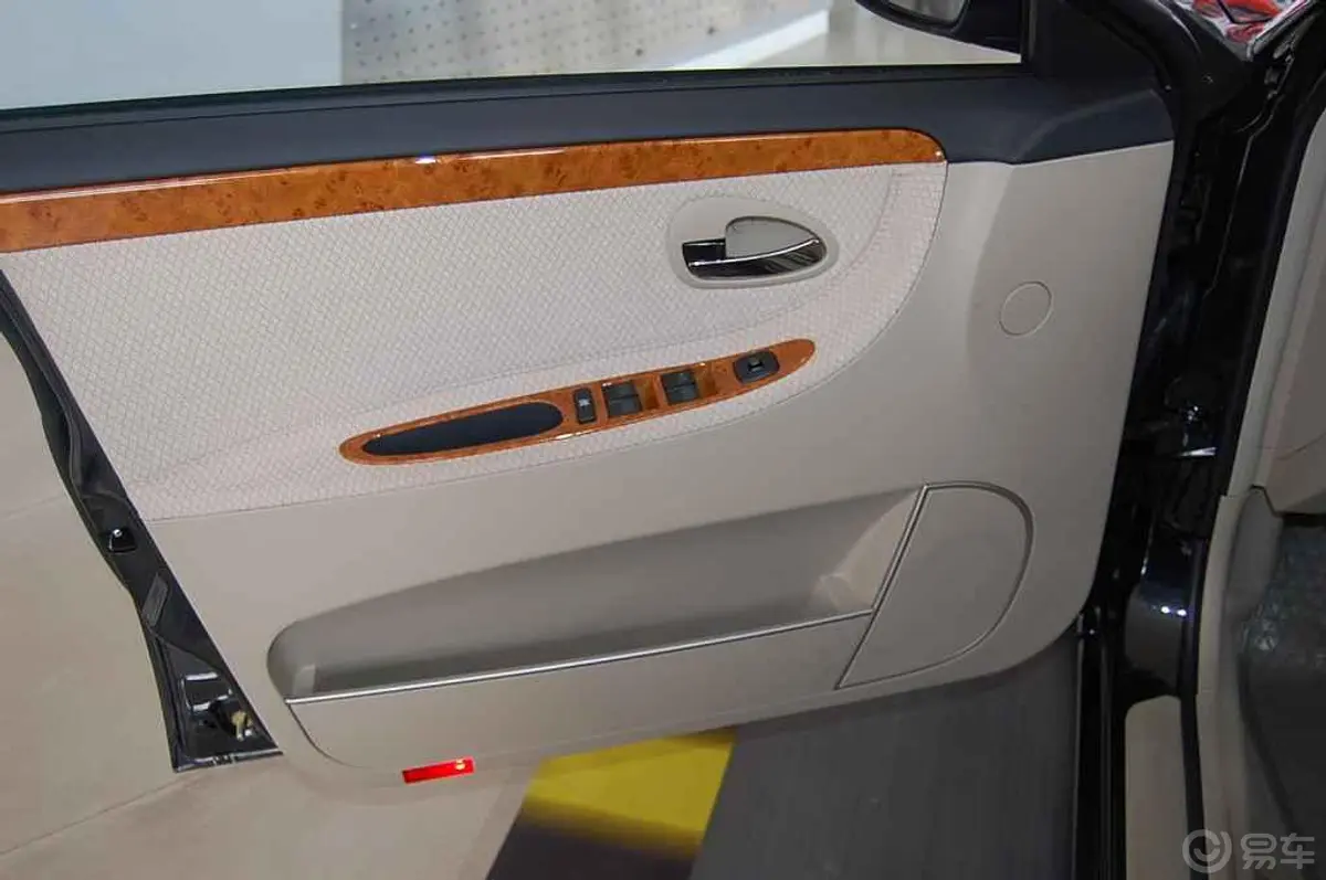 欢动1.6L 手动舒适型驾驶员侧车门内门板