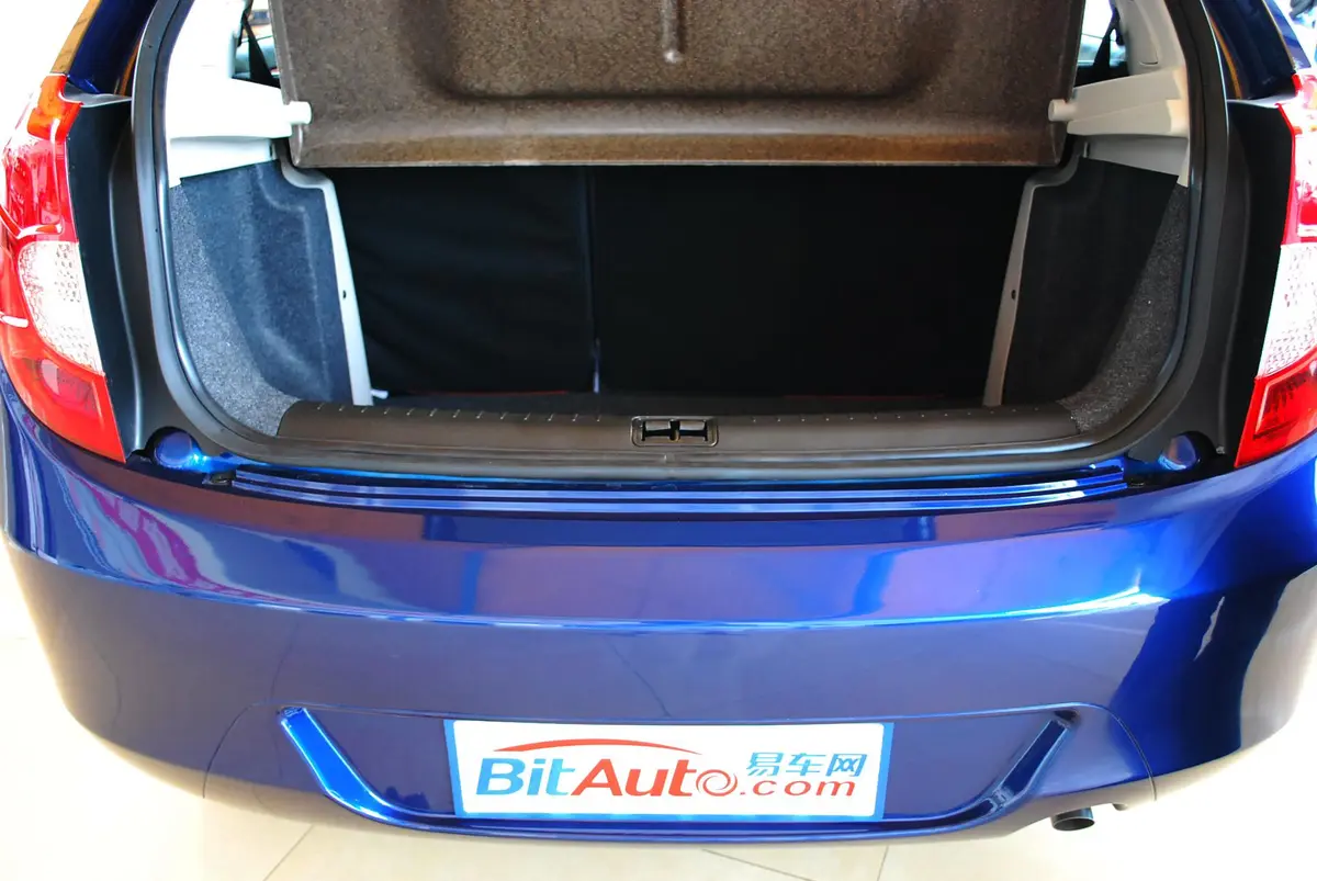 同悦RS1.3L MT 豪华型空间