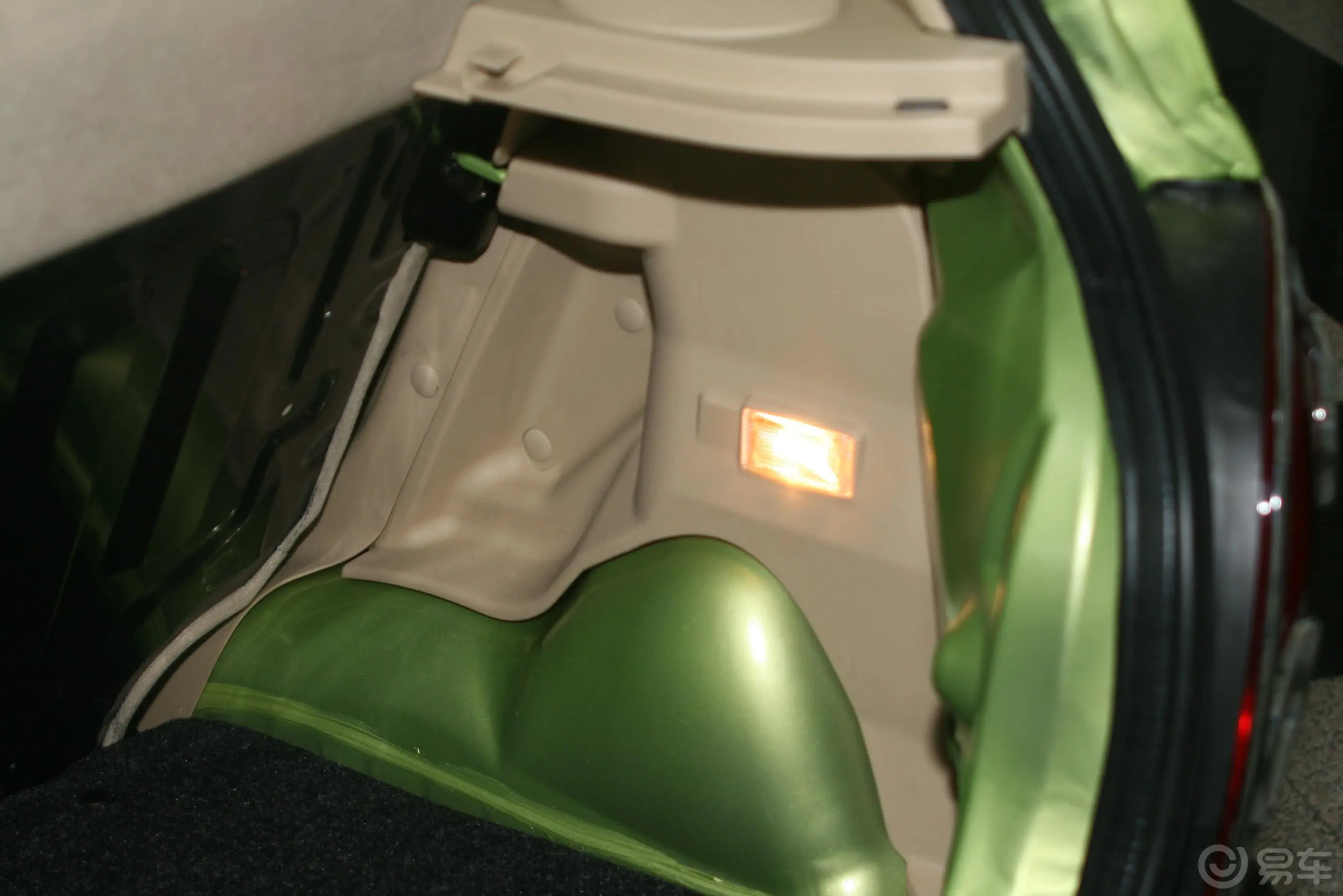 乐驰P—TEC 1.2MT 优越型行李箱储物格2