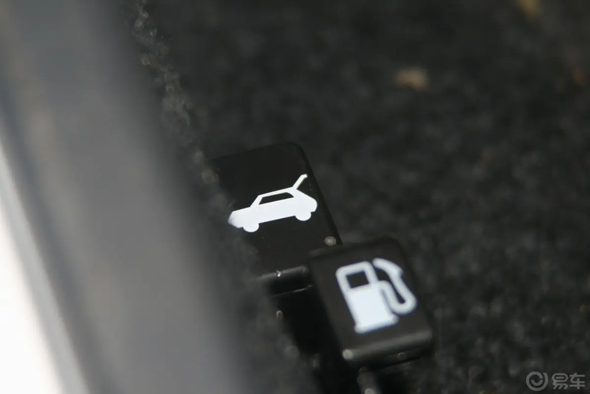 乐驰P—TEC 1.2MT 优越型车内行李箱开启键