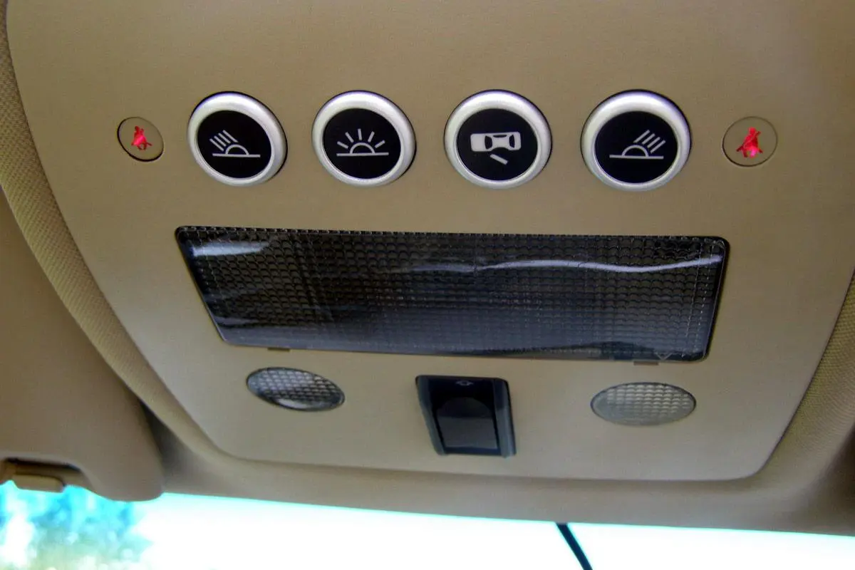 骏捷Wagon 1.8MT 舒适型天窗控制开关（前）