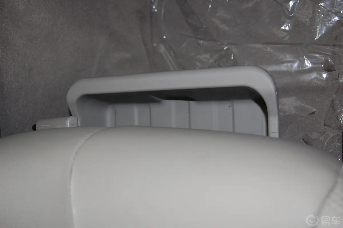 特拉卡2.4L四驱豪华型(欧四)副驾驶座椅下储物箱