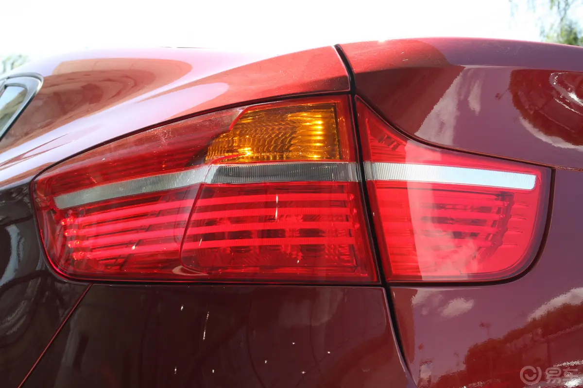 宝马X6xDrive35i 豪华型尾灯侧45度俯拍