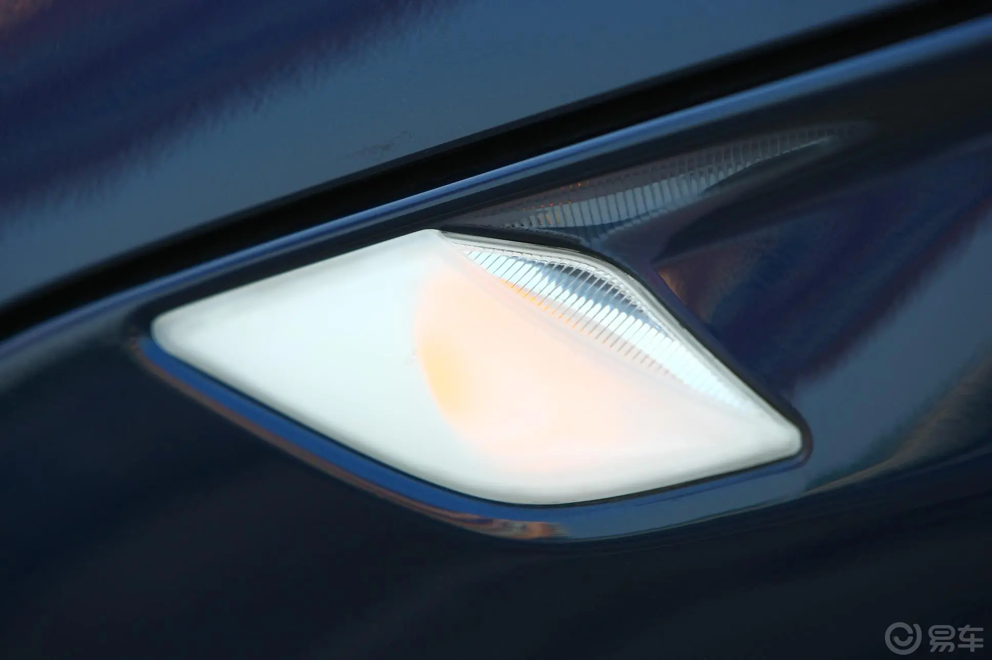 宝马Z4sDrive30i 锋尚型车侧转向灯