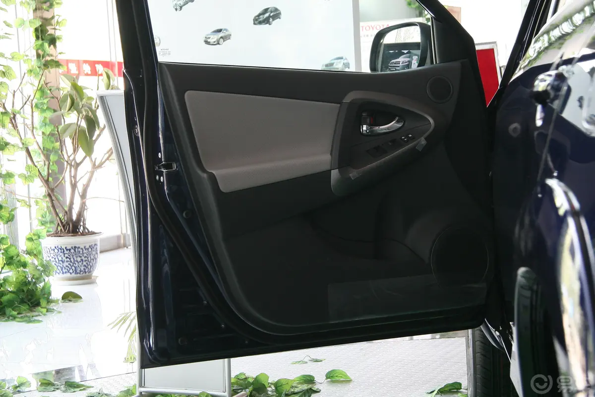 RAV4荣放2.4L 豪华导航版 MT驾驶员侧车门内门板