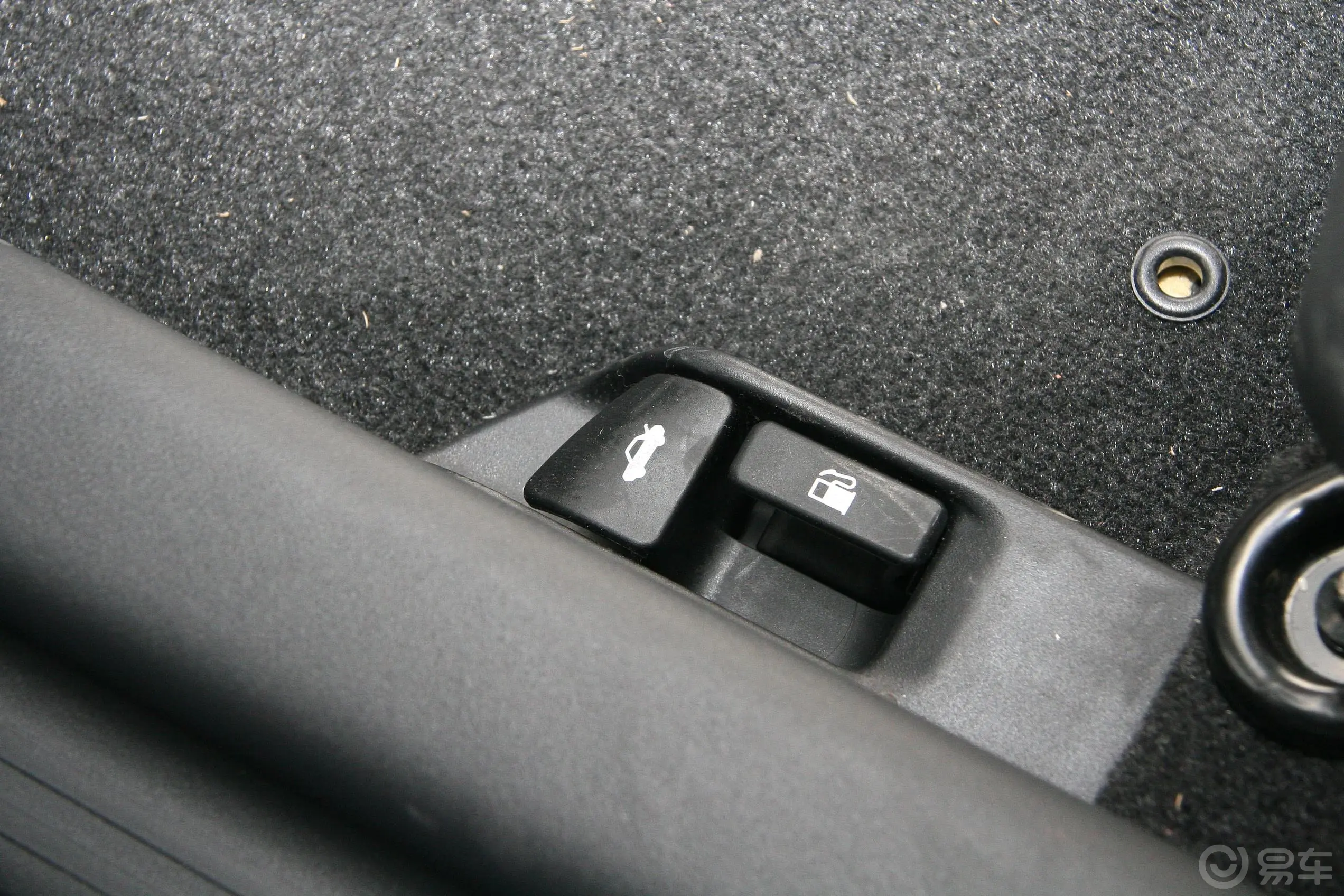 威驰1.3 GL—i 标准版 AT内控油箱开启健
