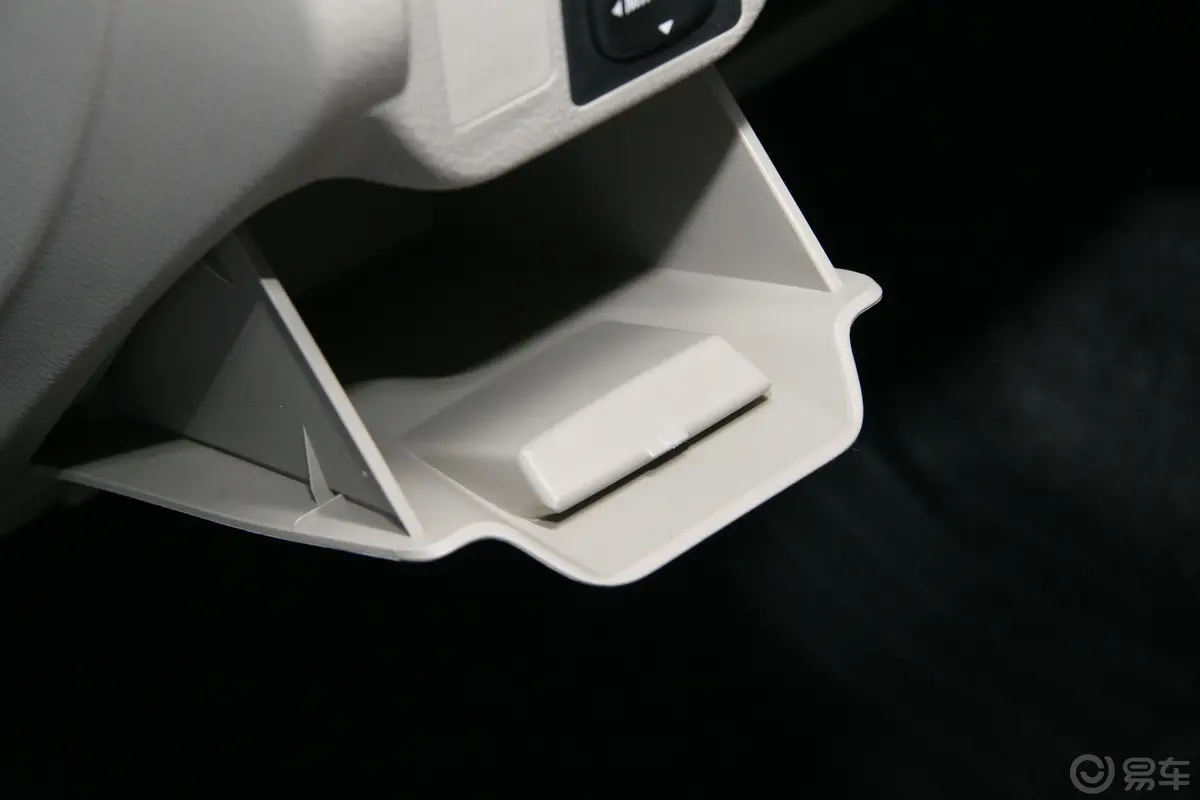 威驰1.3 GL—i 标准版 AT驾驶员侧储物盒