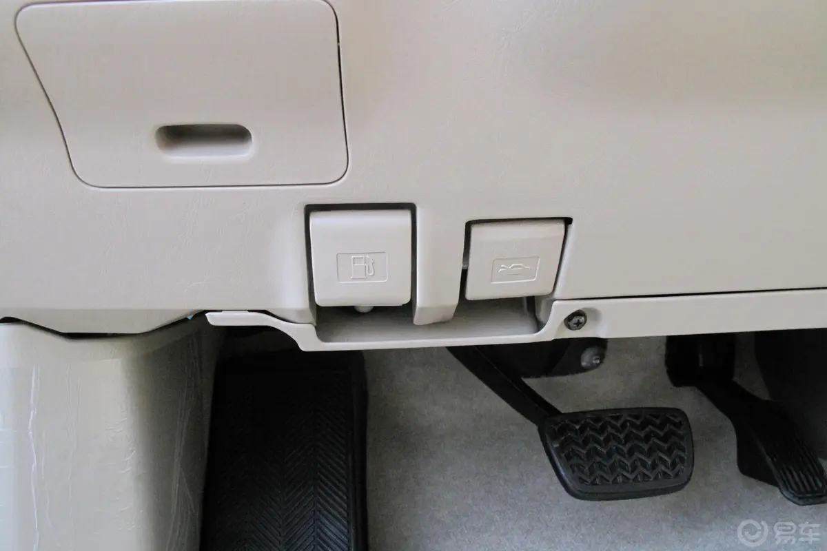 普拉多4.0L VX NAVI版车内行李箱开启键