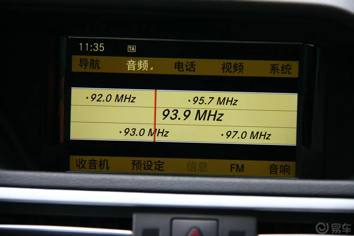 奔驰E级(进口)E 300 优雅型音响显示屏