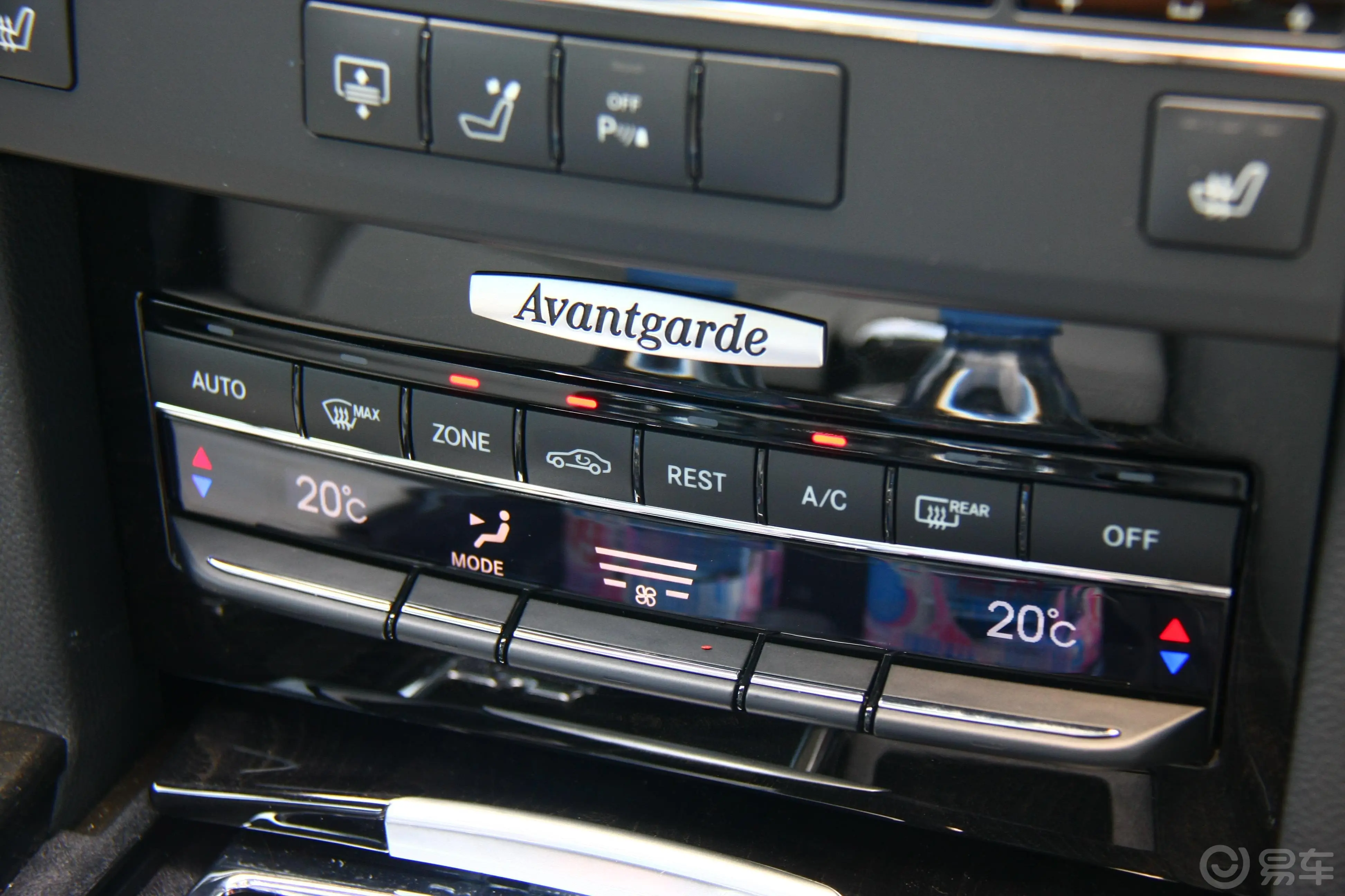 奔驰E级(进口)E 300 时尚型空调显示屏