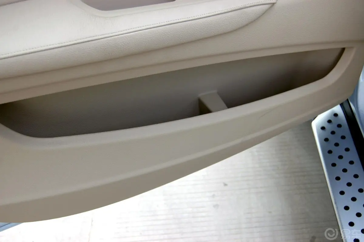 宝马X5(进口)xDrive30i 领先型驾驶员侧储物盒