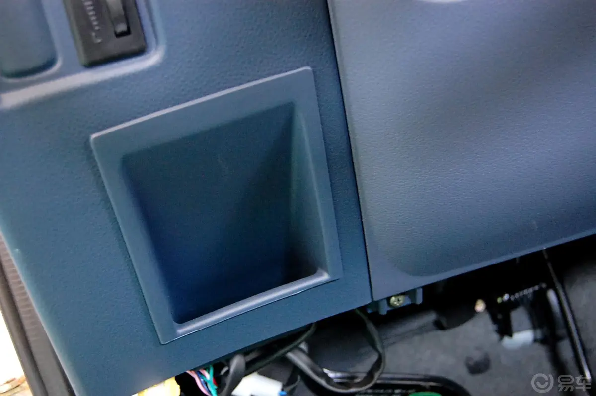众泰20081.3L时尚型驾驶员侧卡片插槽