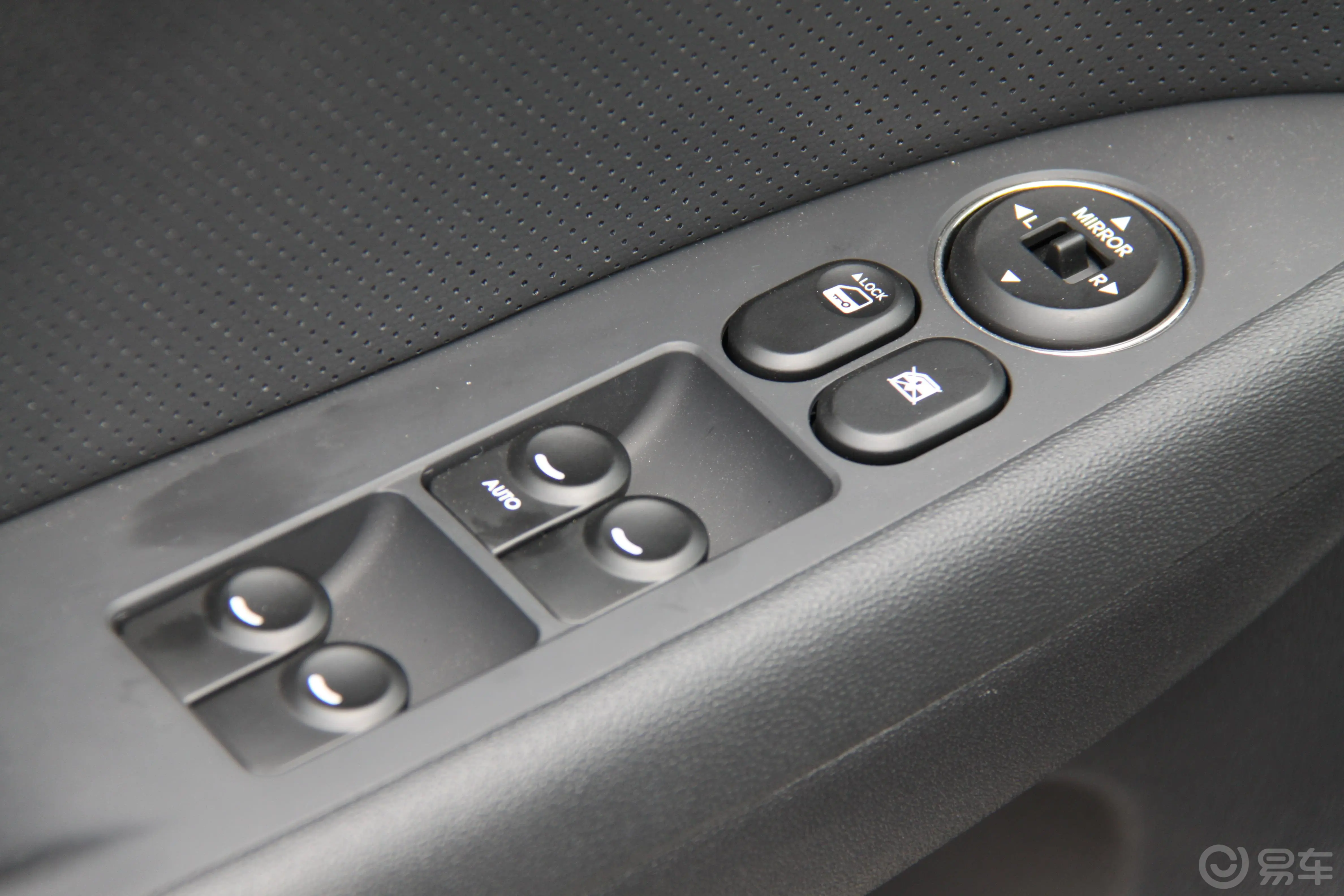 现代i301.6L 自动豪享型电窗控制键