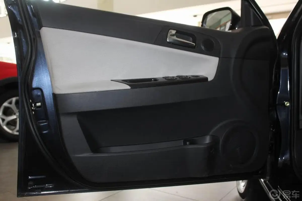 骏捷FRV1.3L MT 舒适型驾驶员侧车门内门板