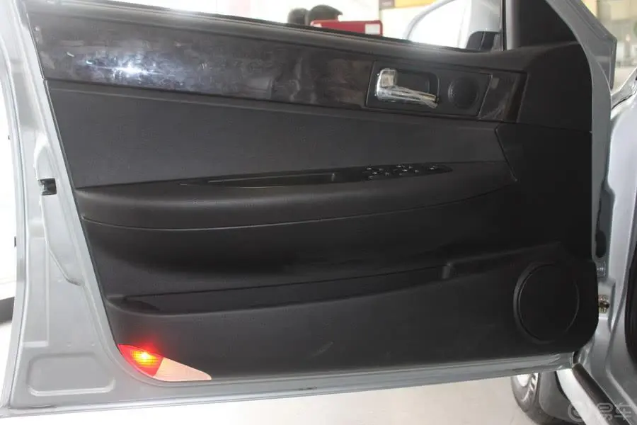 骏捷1.6 MT 舒适型驾驶员侧车门内门板