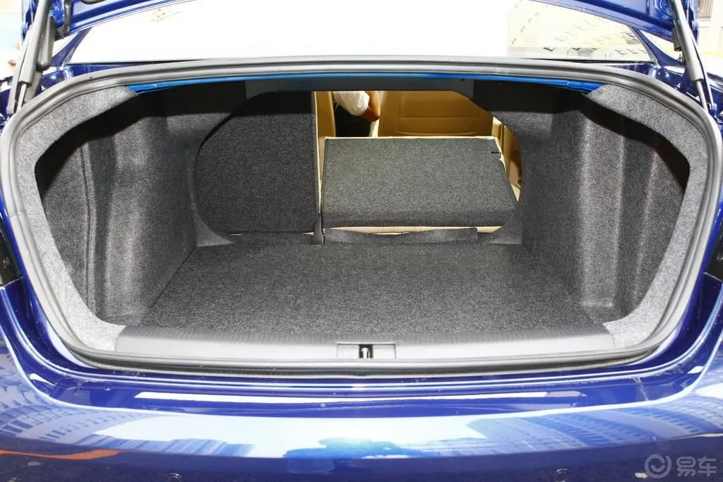 速腾1.4 TSI 手动 豪华型行李箱空间（后排右放倒）