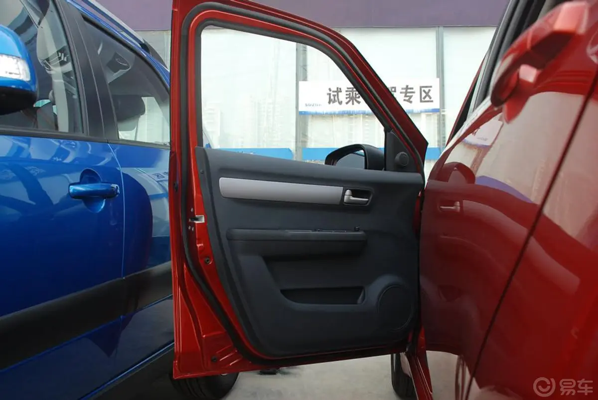 雨燕1.5L炫酷自动版驾驶员侧车门内门板