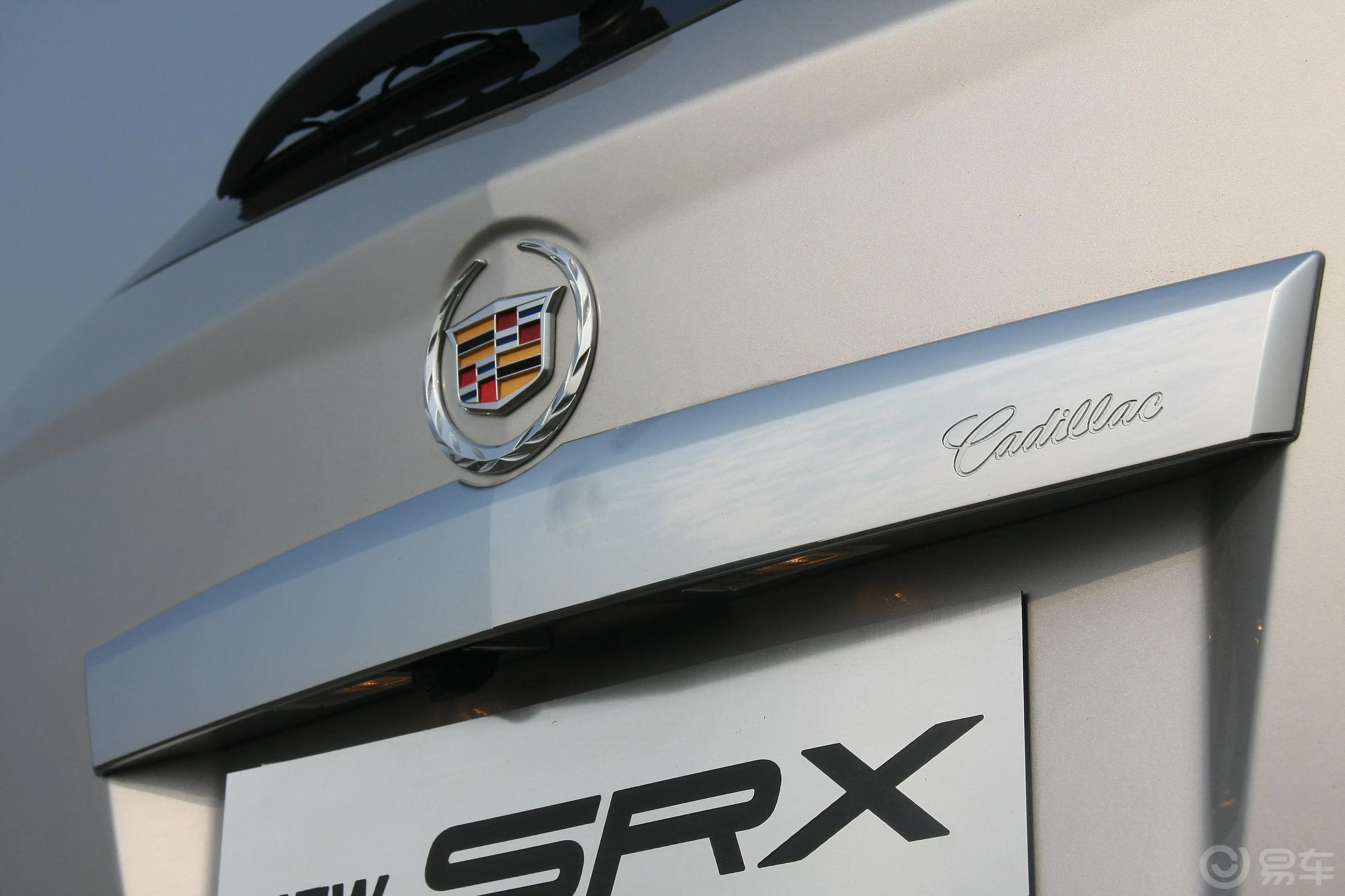 凯迪拉克SRX3.0L 豪华型外观