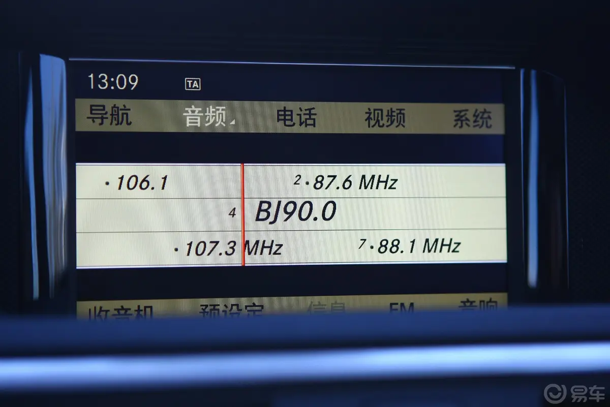 奔驰E级(进口)E 300 时尚型音响显示屏