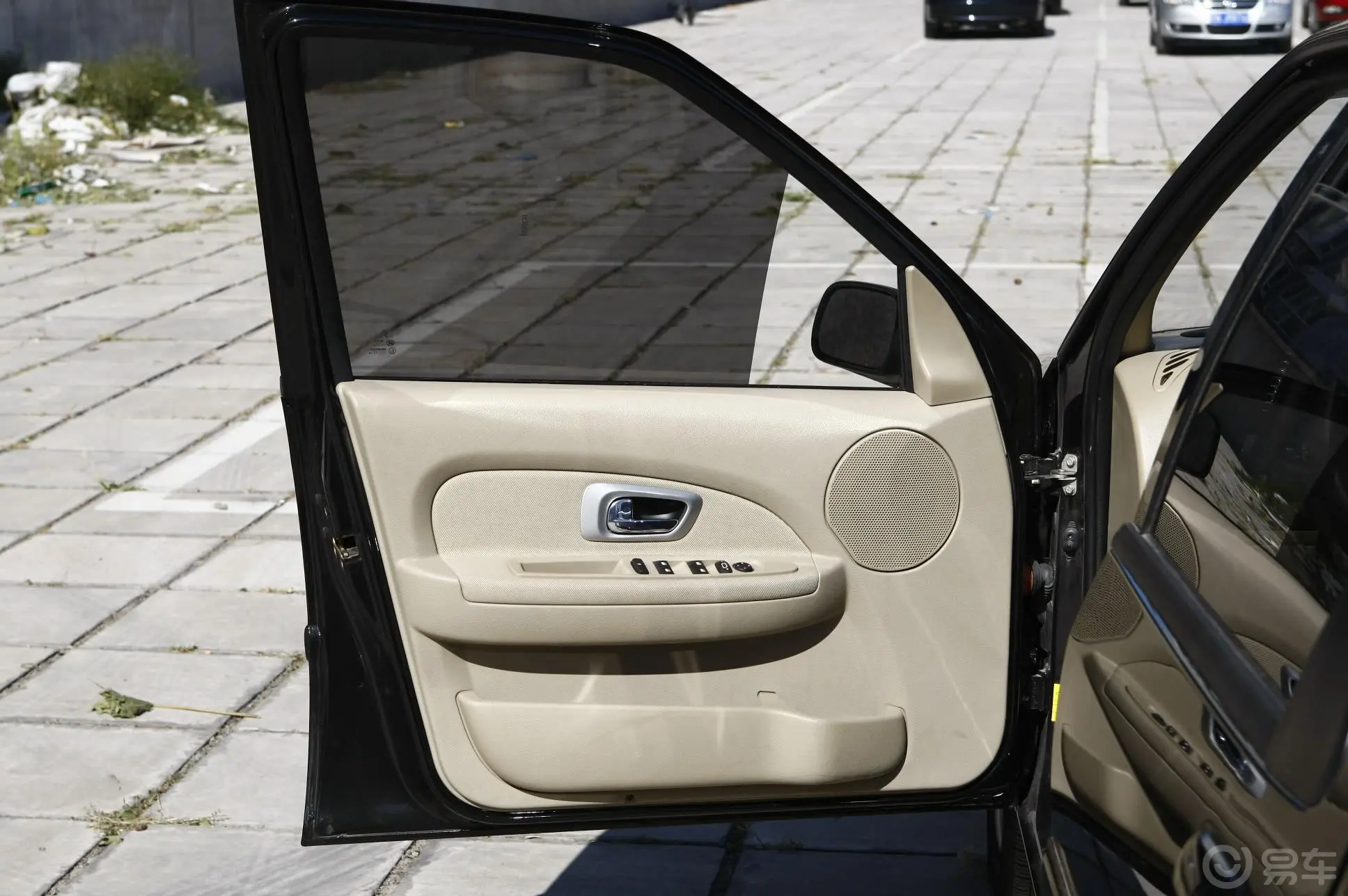 爱丽舍三厢 科技型自动驾驶员侧车门内门板