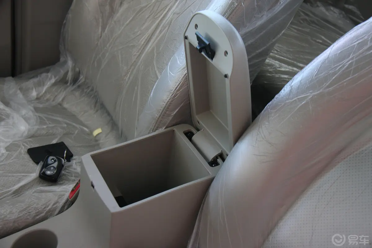 比亚迪G31.5L MT 豪雅型GLX—i前排手枕储物格（打开）
