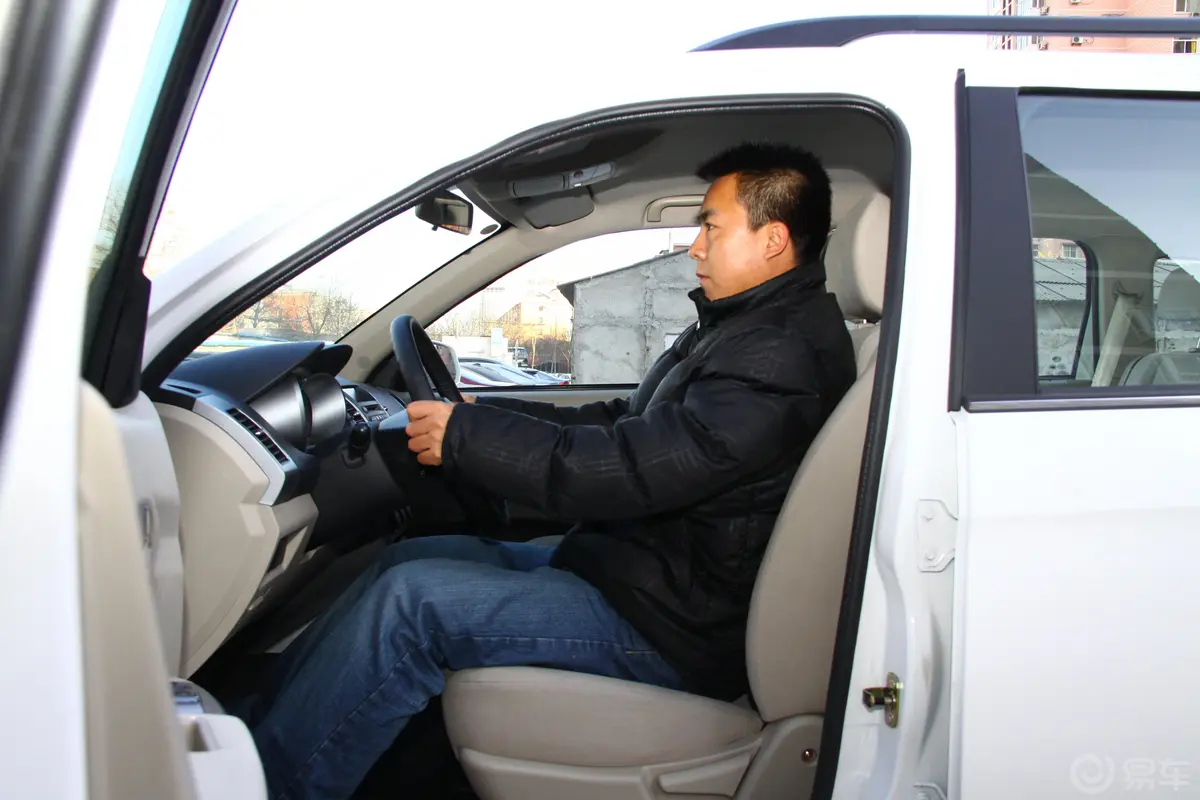 陆风X8豪华型 4X4 汽油空间