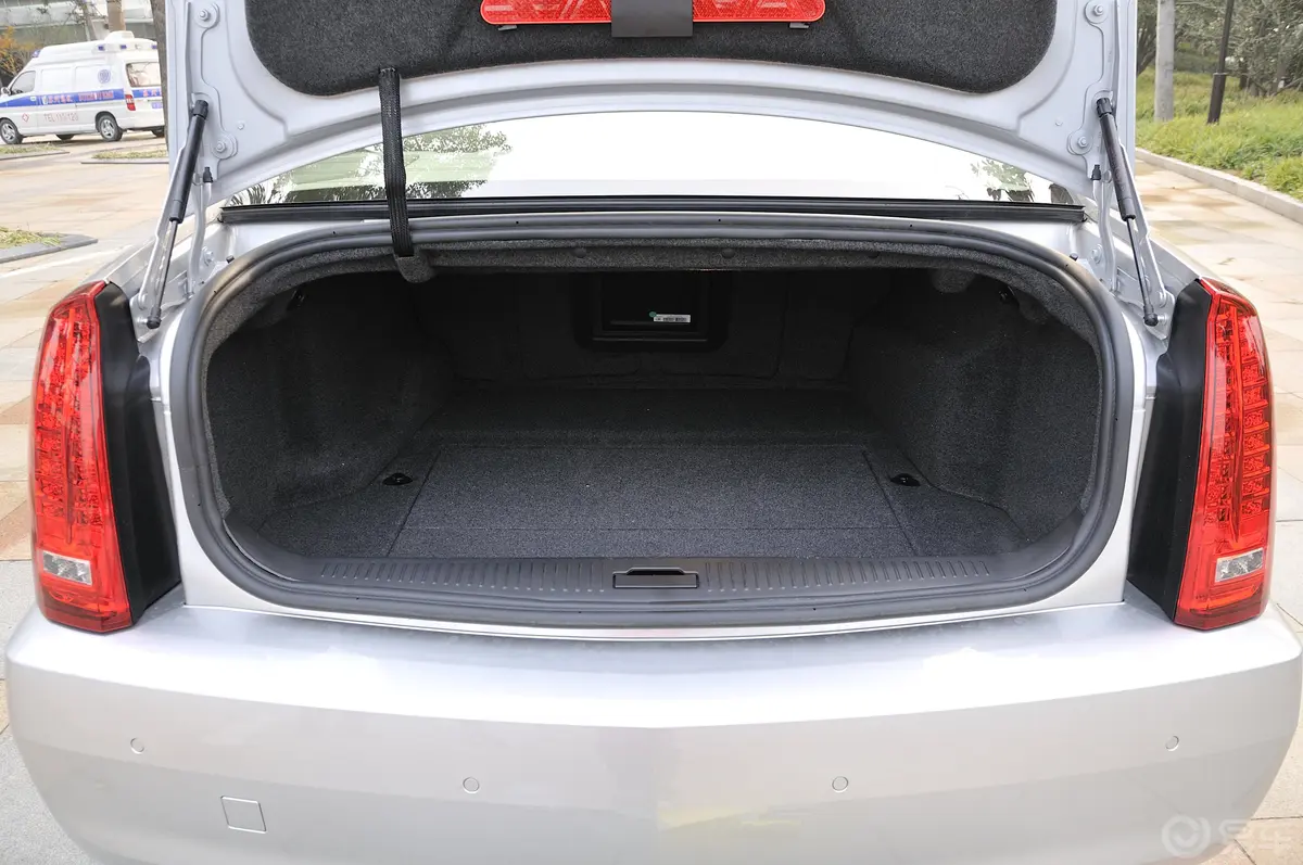 SLS赛威3.6L 旗舰型行李箱空间