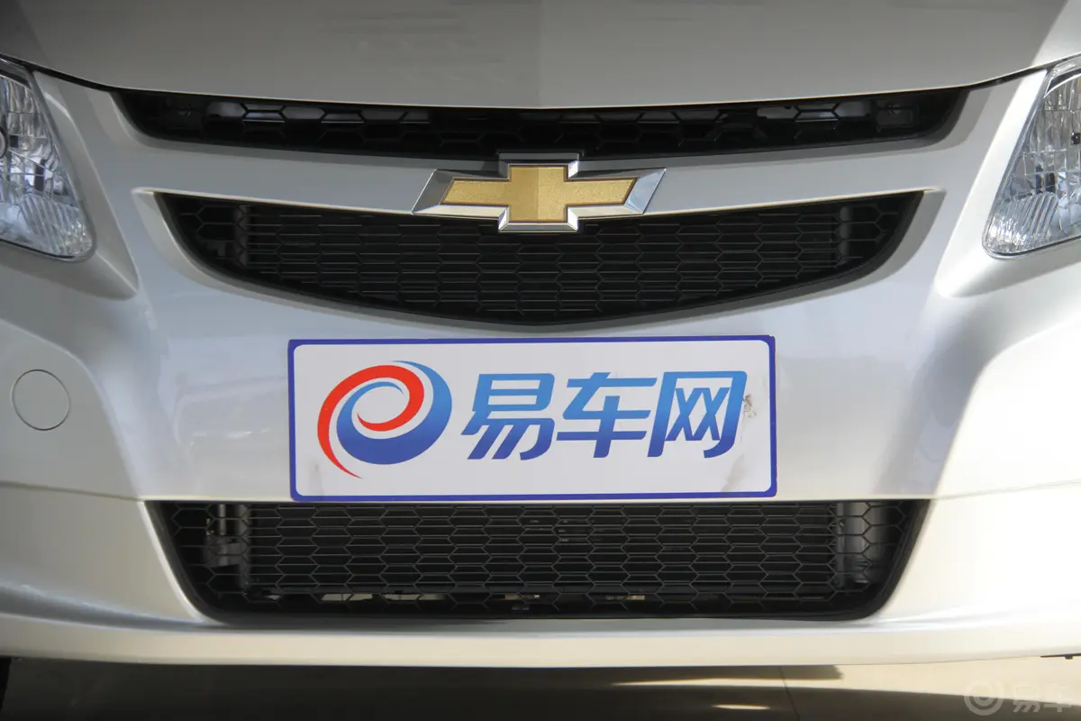 赛欧3三厢 SE AT前格栅侧俯拍