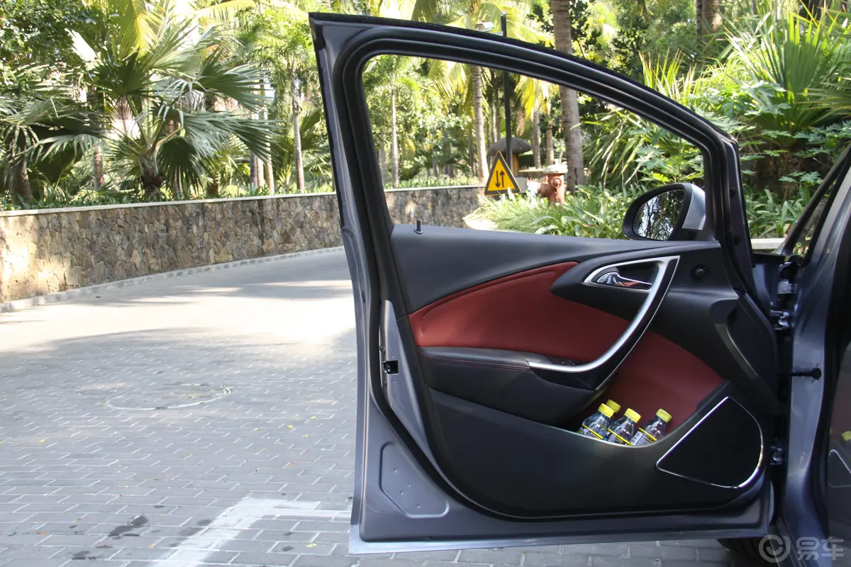 英朗XT 1.6T 新锐运动版驾驶员侧车门内门板