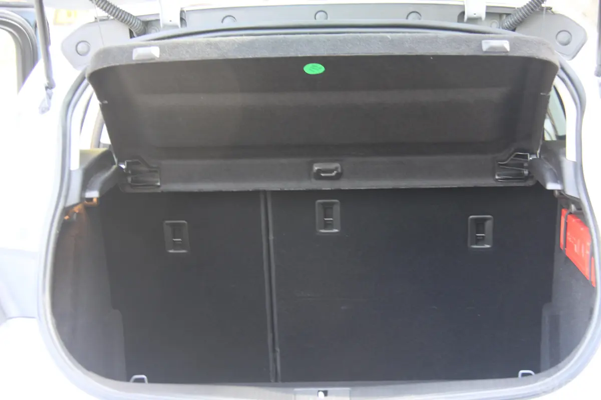 英朗XT 1.6T 新锐运动版行李箱空间