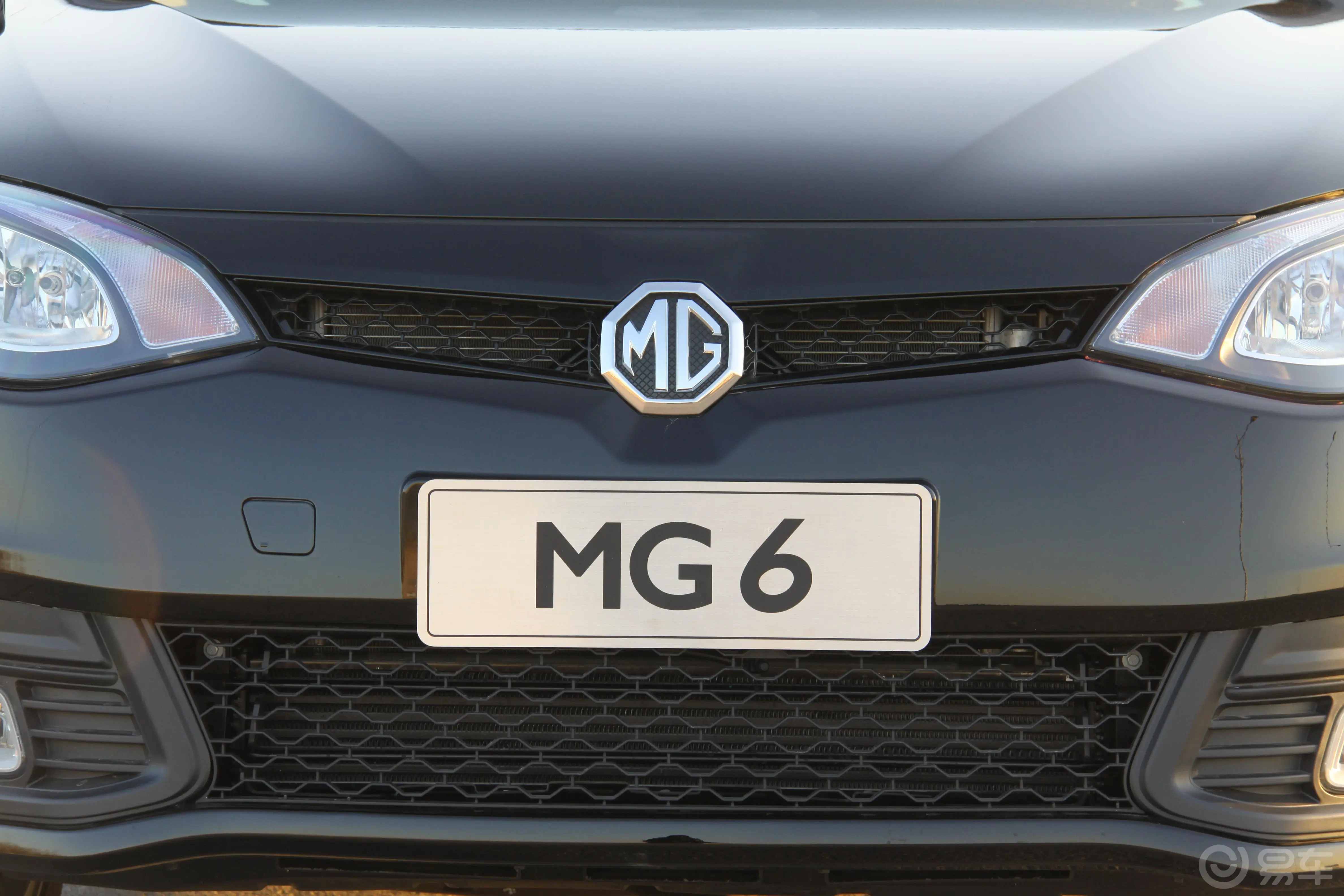 MG6掀背 1.8T 精英版前格栅侧俯拍