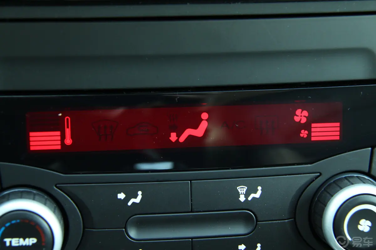 MG6掀背 1.8T 精英版空调显示屏