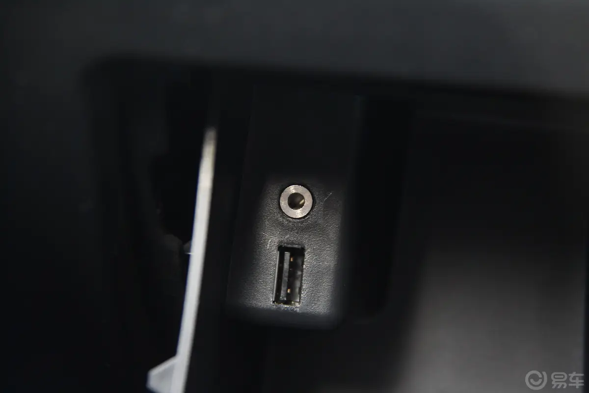 MG6掀背 1.8T 精英版USB接口